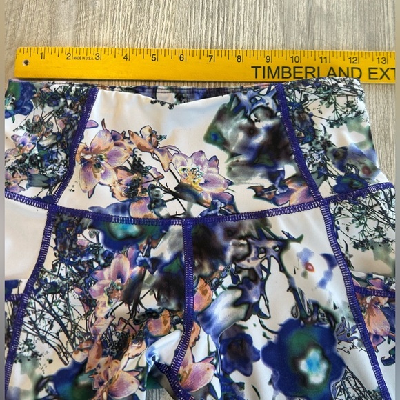 Apana Capri Yoga Pants Size XS
Leggings Blue Floral With Pockets Mesh
Vented Leg - Picture 8 of 10